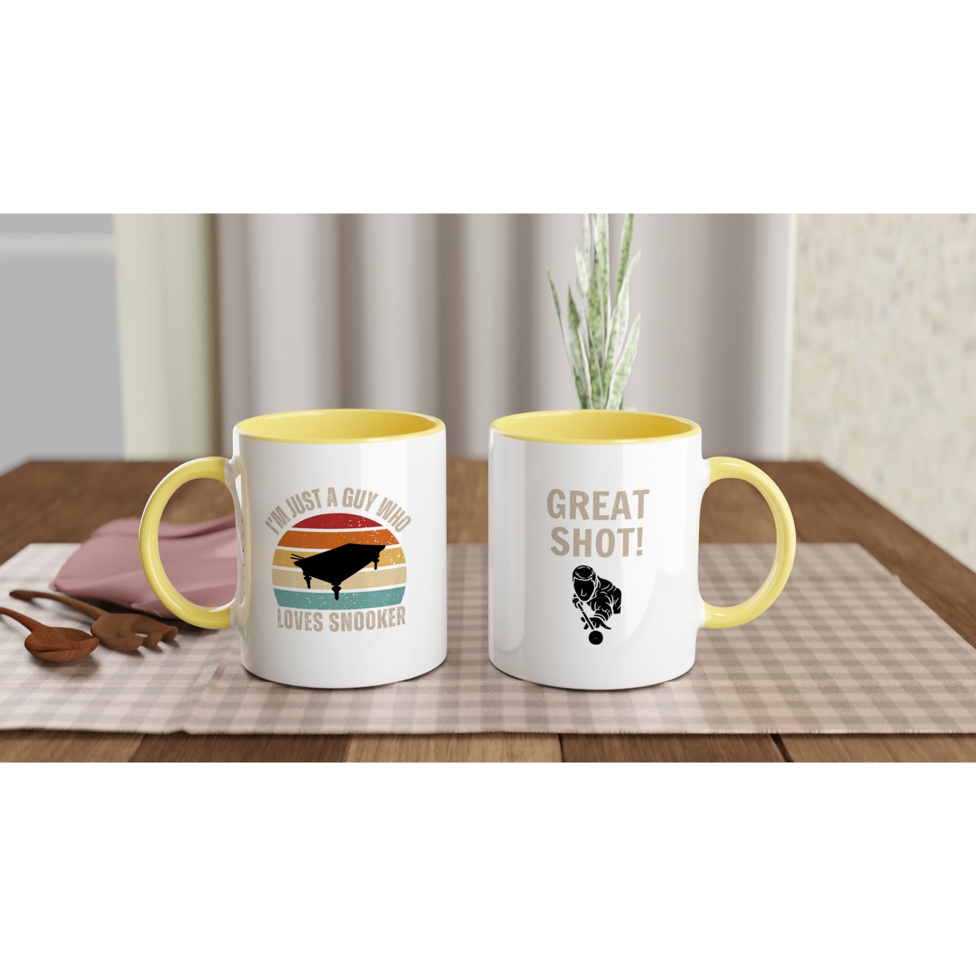 Keraaminen snooker fanimuki, sisäpinta keltainen, ulkopinta valkoinen. Kaksi logoa teksteillä: I'm just a guy who loves snooker ja Great shot!